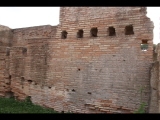 02788 ostia - regio v - insula vi - edificio (v,vi,2) - 1. raum von norden - suedseite - suedwand - 01-2024.jpg